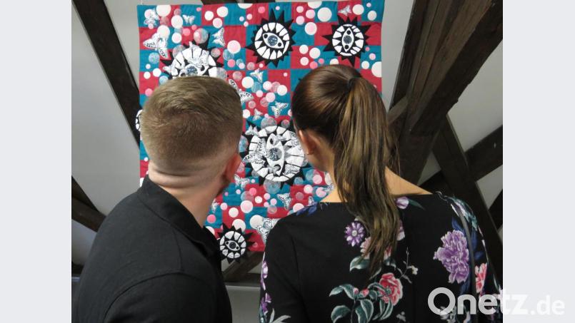 Die Vernissagegäste freutensich auch an den bunten Kunstquilts, die Jutta Kohlbeck akribisch genau näht. Bild: ubb