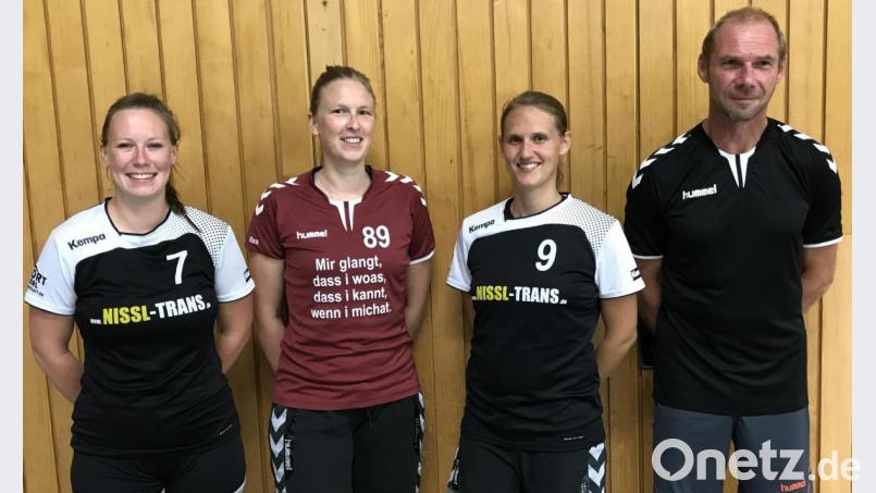 Anja Hirschmann (von links), Tanja Weiherer und Carina Schadeck verstärken das Team von Trainer Karl Söllner. Bild: fle