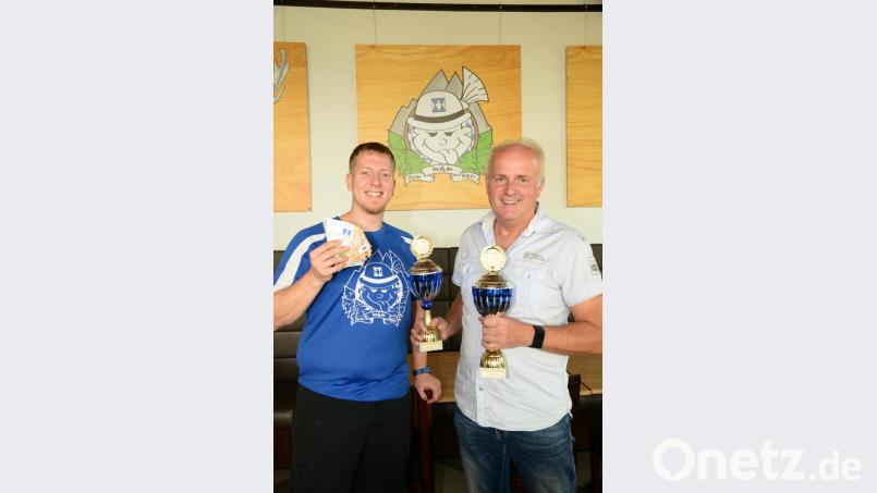 Wolfgang Schlitter überreicht Georg Wismann die Siegerpokale. Bild: bey