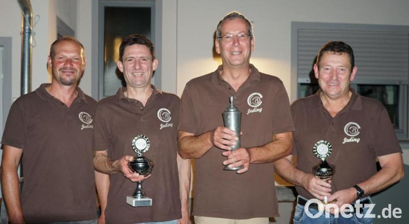 Josef Scheibl (von links) überreichte die Pokale an Helmut Schleicher, Josef Greger und Ludwig Stretz. Bild: nib