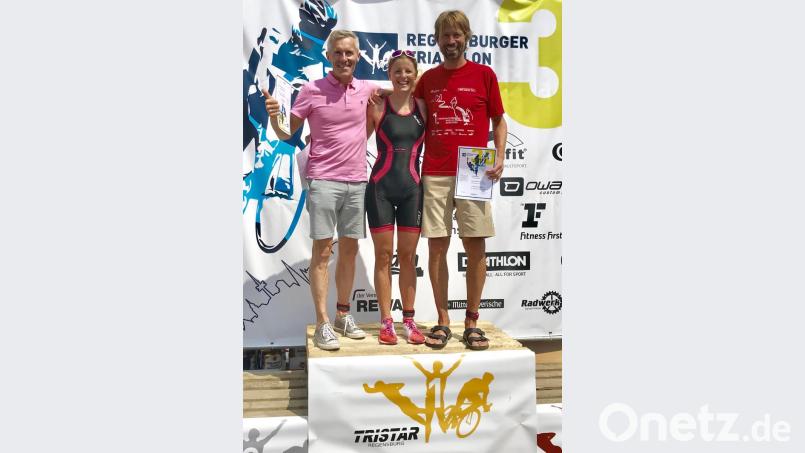 Die drei erfolgreichen Vohenstraußer Triathleten Stefan Ritzka, (von links) Katrin Schwabl und Franz Wolf Bild: exb