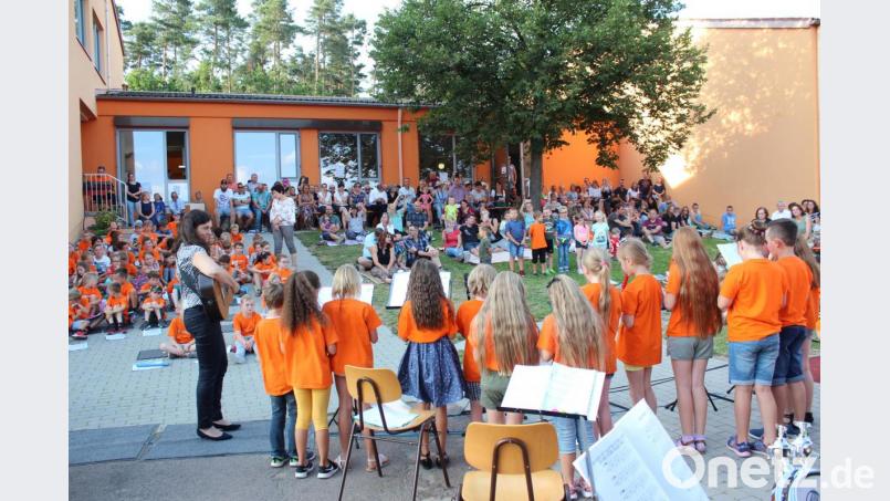 Die Flötengruppe der Schule mit ihrer musikalischen Schulleiterin, Heidrun Leitz. Bild: wec