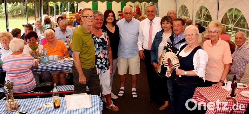 Oberbürgermeister Kurt Seggewiß hat die Seniorenbetreuer der Alten- und Seniorenclubs zu einer Kaffeestunde eingeladen, um ihnen Danke zu sagen für das Ehrenamt und die Betreuung der Senioren über das Jahr hinweg. Bild: R. Kreuzer