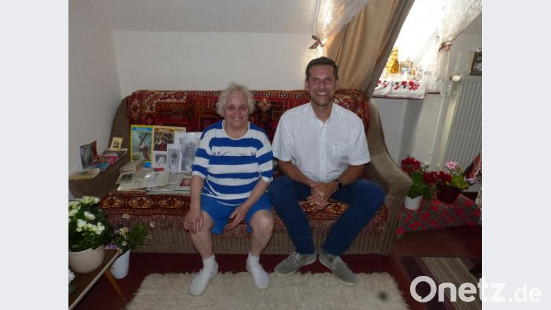 Rosa Groß freut sich über den Besuch von Bürgermeister Roman Berr an ihrem 80. Geburtstag. Bild: fm