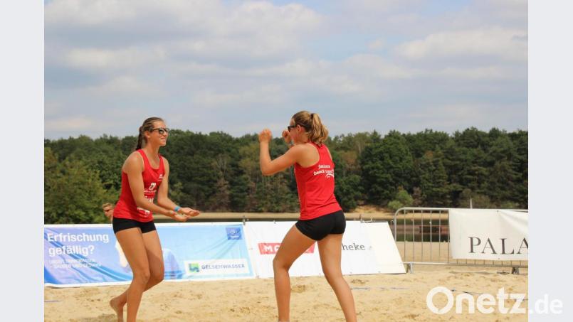 Die Beachvolleyballerinnen Lotta Weiß (links) und ihre Partnerin Samira Winkler heimsen derzeit Titel um Titel ein. Nach dem U17-Bundespokal holten sie sich auch den deutschen Meistertitel bei den U17 und U18. Bild: exb
