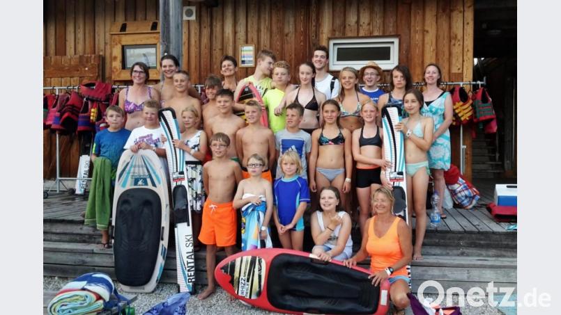 Jugendleiterin Maria Honig (vorne rechts) hat mit ihrem Wasserwacht-Team ein tolles Ferienprogramm am Steinberger See vorbereitet. Bei Super-Badewetter haben alle Teilnehmer großen Spaß im nassen Element. Bild: rha