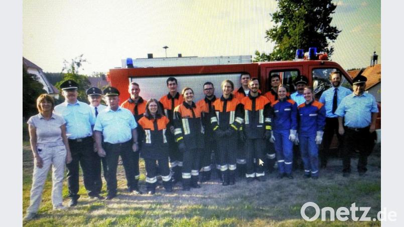 Als neuer Kreisbrandmeister hält Ortskommandant Matthias Schmidt (Zweiter von links) das erste Mal selbst ein prüfendes Auge auf seine Mannschaft. Bild: fjo