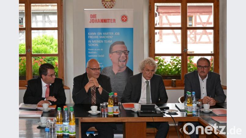 Martin Steinkirchner, Regionalvorstand Ostbayern der Johanniter-Unfall-Hilfe, Bürgermeister Klaus Meyer, Landrat und stellvertretender ZRF-Verbandsvorsitzender Wolfgang Lippert sowie ZRF-Geschäftsleiter Alfred Rast (von links) erläuterten im Rathaus Neualbenreuth die Hintergründe zum neuen Rettungswagen-Standort Wernersreuth. Bild: rti