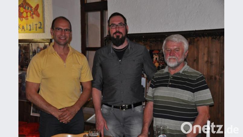 Der Vorsitzende der Kulturfreunde Kaibitz, Ely Eibisch, hatte Filmemacher Robert Neuber und Martin Kohl (von links) eingeladen, die die Dokumentation „Die zweite Rettung von Bhaktapur“ vorstellten und über Hilfsprojekte vor und nach dem Erdbeben in der nepalesischen Stadt sprachen. Bild: ak