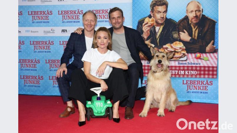 Ob der Hund am Freitag zur Vorstellung der Krimikomödie &quot;Leberkäsjunkie&quot; mit nach Tirschenreuth kommt ist nicht bekannt. Angekündigt sind aber Hauptdarsteller Sebastian Bezzel und Lisa Maria Potthoff (von rechts). Nicht dabei ist Simon Schwarz (links), dafür schaut aber wieder Autorin Rita Falk vorbei. Bild: Gisela Schober/Constantin Film/obs