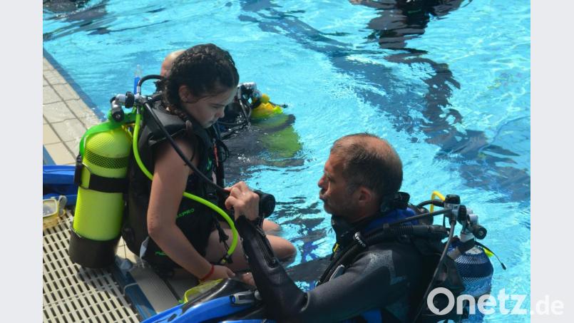 Leni schaut noch etwas skeptisch auf das, was ihr Andreas alles zeigt. Bild: fz