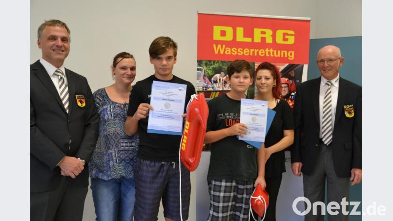 Justin Fischer (Dritter von links) und Luca Wagner (Dritter von rechts) erhalten auch von der DLRG eine Auszeichnung für ihren Einsatz im Freibad Windischeschenbach. Die Vizepräsidenten des Landesverbands Richard Bär (rechts) und Manuel Friedrich (links) gratulieren. Auch die Mamas sind mächtig stolz auf ihre Söhne. Bild: Lowak