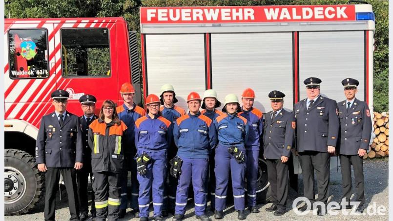 Kommandant Hans Birkner, Vorsitzender Markus Prechtl, Jugendwartin Angelika Karl (von links) sowie die Schiedsrichter, Kreisbrandmeister Alois Schindler, Kreisjugendwart Wolfgang Bauer und Kreisbrandinspektor Otto Braunreuther (von rechts), lobten die Leistungen des Nachwuchses. Bild: hl