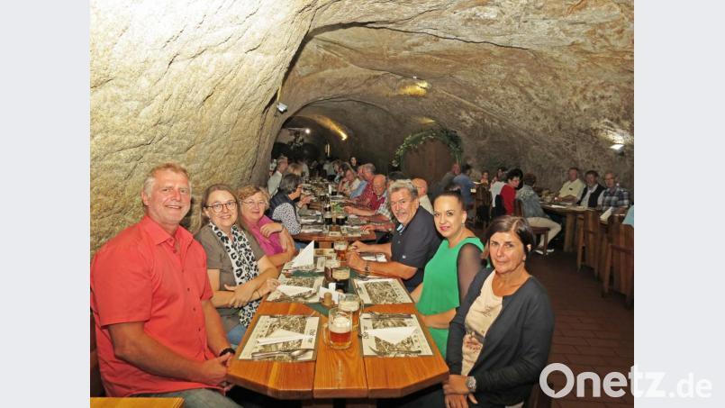 Auf der Heimfahrt erfolgte die Einkehr in die historischen Chodovar-Bierkeller mit riesigen Granitgewölben, links Heimatringvorsitzender Heiner Vierling, der die Reise organisiert hatte. Bild: Dobmeier