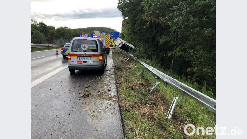 An der A3 bei Regensburg ist ein Lkw einen Hang hinab gestürzt. Bild: Alexander Auer