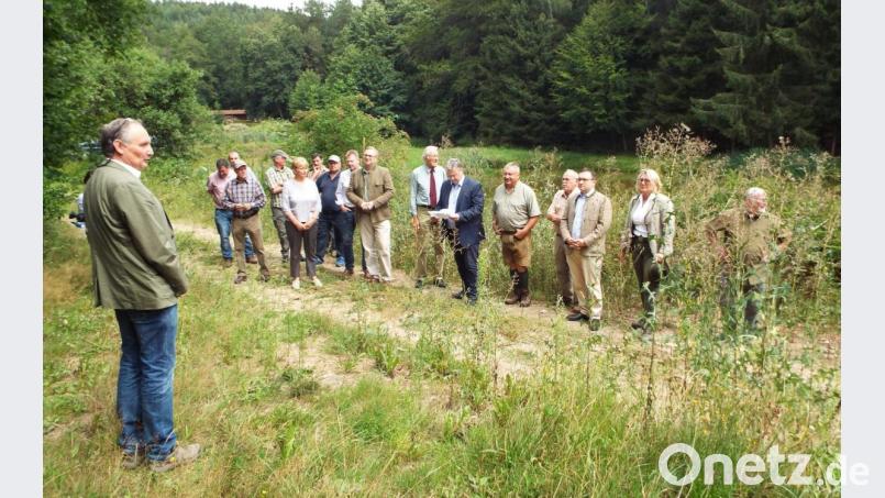 Geschäftführer Eric Imm (links) mit den Exkursions-Teilnehmern. Bild: e
