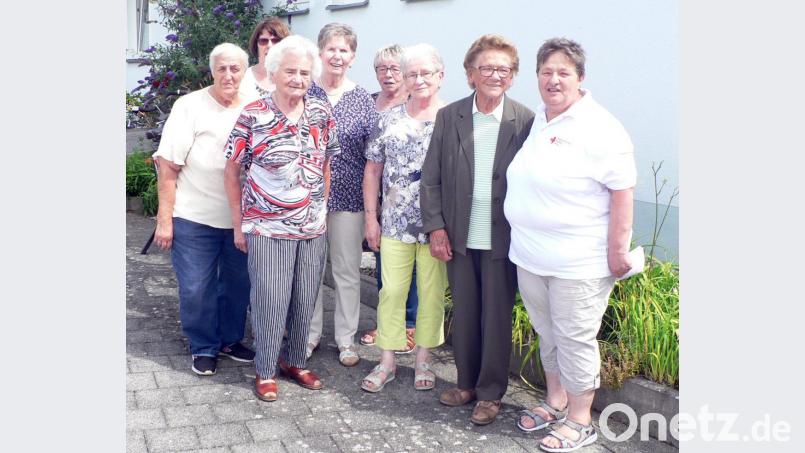Beim Grillfest ehrt die Seniorenrunde &quot;Immerfroh&quot; langjährige Mitglieder: (von links) Gunda Hanauer (20 Jahre), Margit Steger (5 Jahre), Lotte Friedl (35 Jahre), Rosl Sporer (20 Jahre), Sieglinde Pittner (5 Jahre), Marianne Iberl (20 Jahre), Hilde Richter (20 Jahre) und Leiterin Elisabeth Goß (5 Jahre). Bild: lep