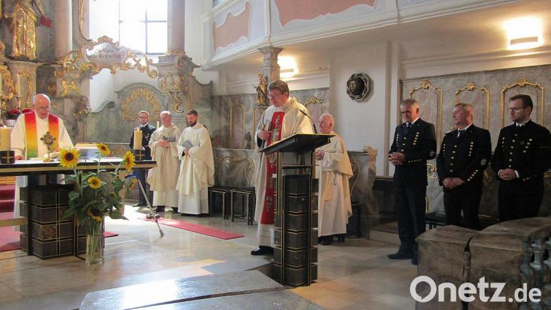 Dekan Marek Flasinski (am Pult) spricht Glückwünsche an Erzbischöflich-Geistlichen Rat Hermann Spies (am Altar) aus. Bild: sck