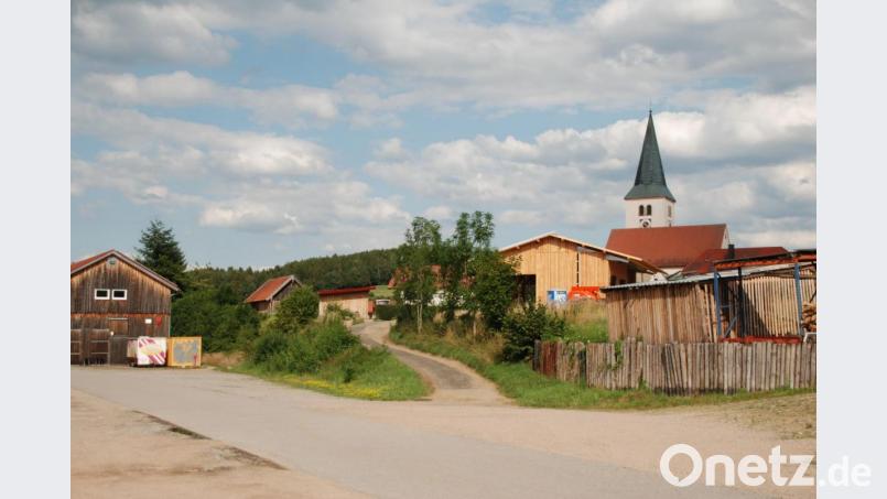 Aus der Ferne wirkt der Holzschuppen nicht ganz so massiv, das Holzlager rechts im Bild gehört nicht dazu. Bild: Portner
