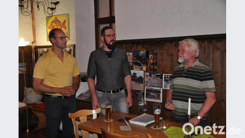 Der Vorsitzende der Kulturfreunde Kaibitz, Ely Eibisch, hatte Filmemacher Robert Neuber und Martin Kohl (von links) eingeladen, die die Dokumentation „Die zweite Rettung von Bhaktapur“ vorstellten und über Hilfsprojekte vor und nach dem Erdbeben in der nepalesischen Stadt sprachen. Bild: ak