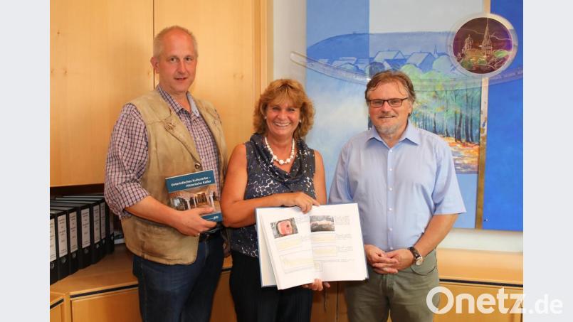 Bernhard Häck (rechts) vom Bayerischen Landesamt für Denkmalpflege aus München überreichte an dritte Bürgermeisterin Sonja Heindl (Mitte) die Dokumentation über die Erbendorfer Felsenkeller. Mit auf dem Bild ist Jochen Neumann. Bild: njn