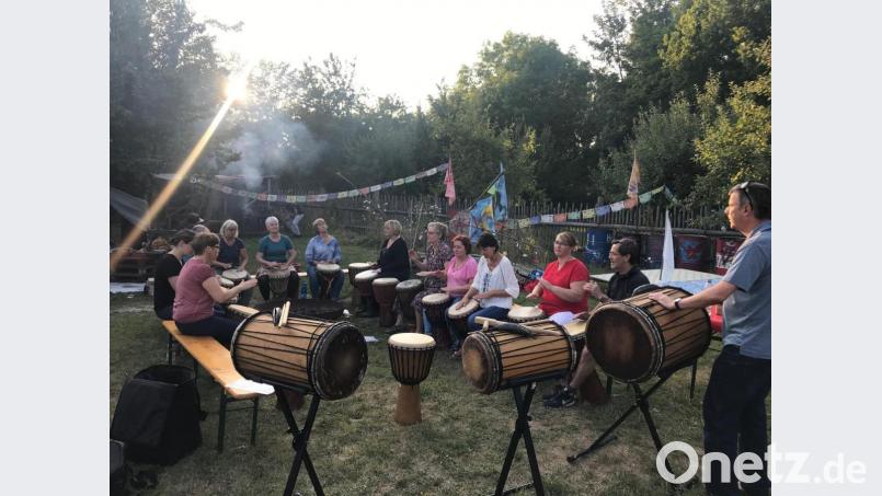 Die Livepercussion-Runde der KEB beim Sommertrommel im Integrationsgarten. Bild: Helmut Kaiser