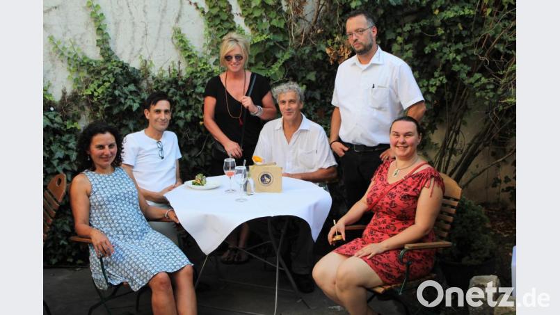 Marion Mack, Marcus Trepesch, Gina Uber, Robert Diem, Konstantin Schatz und Lilian Kovács eröffnen gemeinsam das Atelier Teufelsbäck. Die neue Lounge-Bar verbindet Kunstwerke mit zeitgenössischer Atmosphäre und präsentiert die Wahrzeichen der Stadt. Bild: Dagmar Williamson