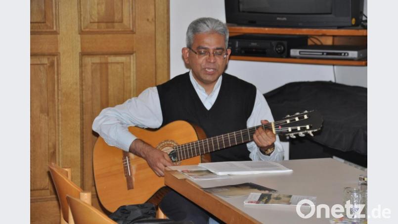 Pater Joseph aus Indien, der derzeit in Kulmain weilt, unterhielt mit Gesang und Gitarre. Bild: ak
