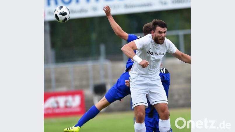 Landesliga-Spitzenreiter SpVgg SV Weiden empfängt am Freitag den TSV Bogen. Der Einsatz von Abwehrhüne Ludvik Tuma (weißes Trikot) ist wegen einer Prellung fraglich. Bild: af