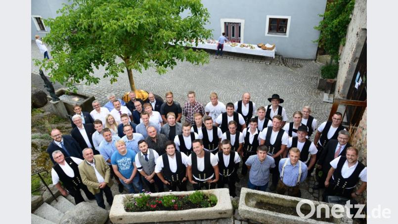 Die Zimmerergesellen mit dem besten Abschluss in ihrer typischen Kleidung. Vorne von links: Tobias Trisl, Bastian Völkl und Stefan Selch, und die besten Maurergesellen Jürgen Dostler und Fabian Stock (Mitte, vorne von links). Bei der Gesellenfreisprechung mit dabei Landrat Andreas Meier, Oberbürgermeister Kurt Seggewiß, Handwerkskammer-Vizepräsident Karl-Heinz Moser (links im Bild), Obermeister Werner Ott (hinten, Dritter von links), Obermeister Adrian Blödt (vorne, rechts) sowie zahlreiche weitere Ehrengäste. Bild: bey