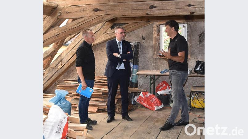 Architekt Martin Kunert (rechts) erklärt Bürgermeister Michael Göth und Oberbauleiter Markus Hofmann die Dachkonstruktion Bild: Andreas Royer