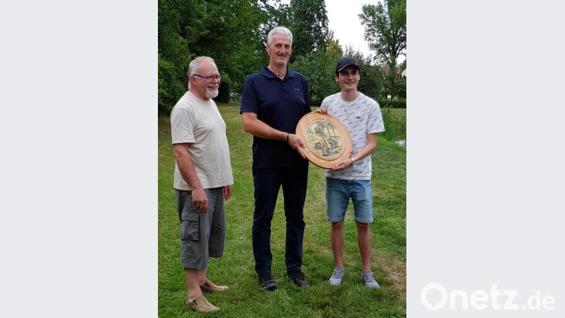 Schützenmeister Klaus Leipold und Thomas Bauer übergeben die Scheibe an Alexander Nickl (von links). Bild: R. Kreuzer