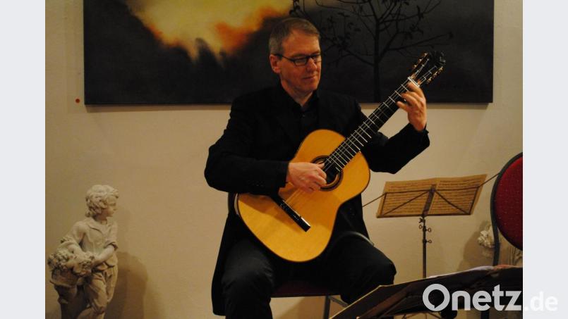 Johannes Monno mit &quot;Vier Lieder&quot; von Franz Schubert, bearbeitet für Gitarre solo Bild: gag