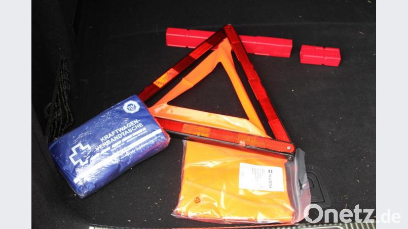 Warndreieck, Verbandskasten und Warnwesten sind Pflicht in jedem Auto. Bild: kro