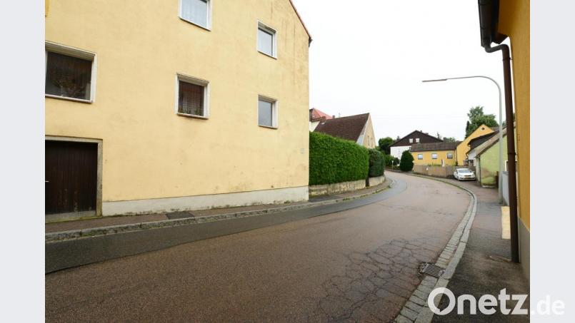 Ein beidseitiger, 90 Zentimeter breiter Gehweg wird entlang der Brennerstraße für eine Engstelle sorgen. Der Begegnungsverkehr wird dann mit Verkehrszeichen geregelt. Die Sichtverhältnisse sind laut Bürgermeister Reiner Gäbl ausreichend, so dass sich begegnende Fahrzeuge, vor allem Lastwagen, rechtzeitig sehen können. Bild: bey