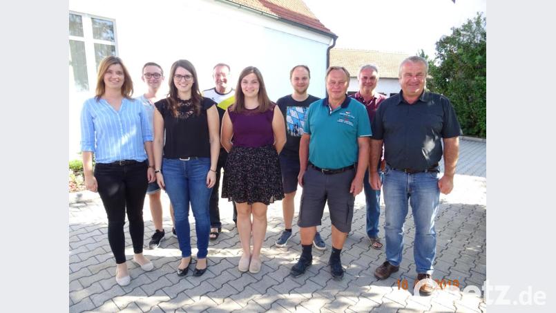 Das Bild zeigt (von links) Carina Piehler, Robert Kraus, Carolin Merkl, Andreas Flierl, Marie Gradl, Tobias Braun, Karl Mutzbauer, Josef Piehler und Bürgermeister Josef Deichl. Bild: ral