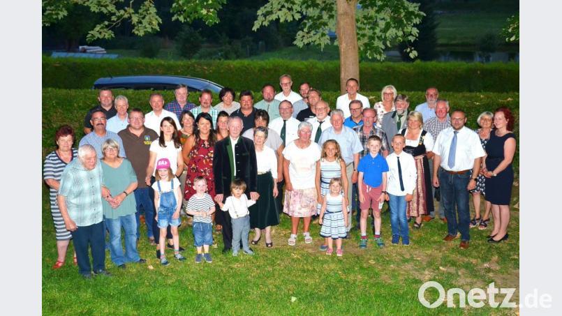 An seinem 85. Geburtstag freut sich Johann Woppmann (vorne, Mitte) über viele Glückwünsche. Bild: fjo