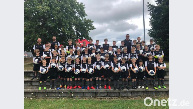 Drei Tage wurden 45 Kinder aus Eslarn, Waidhaus und Moosbach in die Geheimnisse des Fußballspielens eingeweiht. Bild: gi