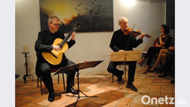 Kolja Lessing (Violine) und Johannes Monno (Gitarre) bezauberten mit ihrem Programm &quot;Vom Klang der Saiten&quot; das Publikum im alten Wurzer Pfarrhof Bild: gag