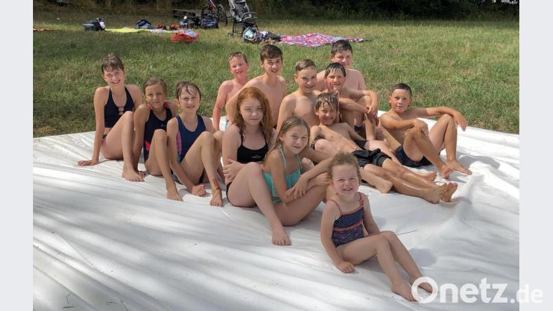 Die Wasserrutschbahn der Feuerwehr ist alle Jahre ein großer Spaß für die Falkenberger Kinder. Bild: wro