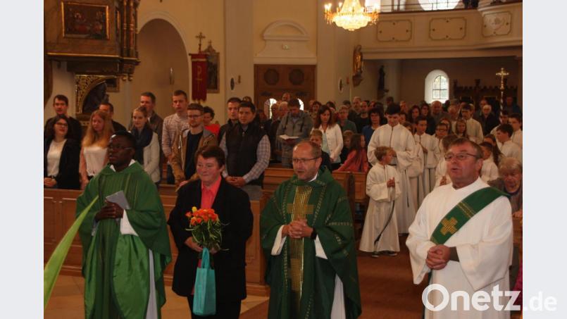 Zum gemeinsamen Schlusslied &quot;Großer Gott wir loben dich&quot; formierten sich die Ministranten zusammen mit (von links) Pfarrvikar Florent Mukalay Mukuba, Mesnerin Annelies Müller, Pfarrer Thomas Thiermann und Diakon Egon Giehl zum großen Auszug. Bild: flt