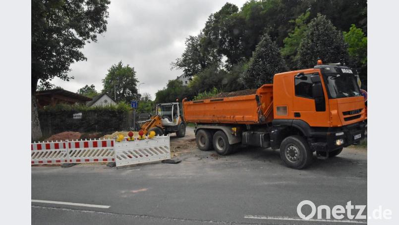 Zurzeit läuft die Bordsteinsanierung am Hallberg auf Hochtouren. Dort wird auf 200 Metern neues Material eingebaut. Bild: Andreas Royer