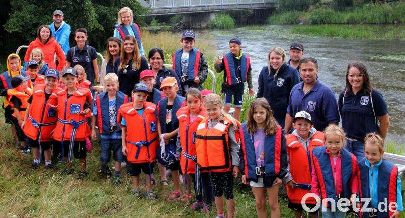 Regenwald-Feeling mit warmen, nassen Tropfen von oben machten den Kindern beim Ferienprogramm nichts aus. Sie ließen sich von Schirmitz nach Pirk auf der Naab schippern und hatten viel Spaß. Bild: zer