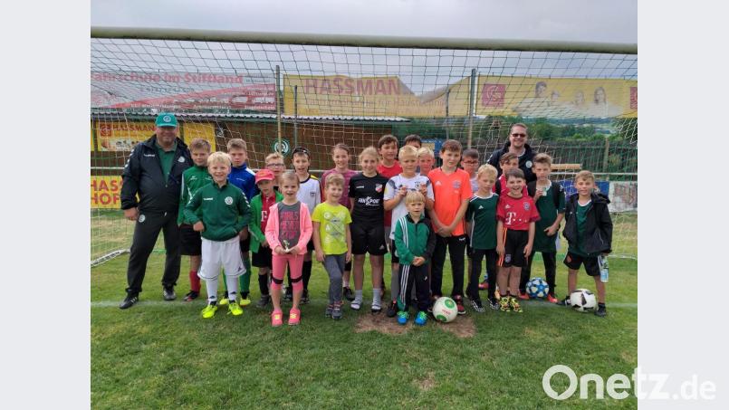 18 Kinder kamen am Samstag zum Schnuppertraining des SV Mitterteich. Die Kinder zeigten reges Interesse am Fußballsport. Jugendleiter Markus Rosner (hinten rechts) lud die jungen Kicker zum Besuch der regelmäßigen Trainingsabende ein. Bild: jr