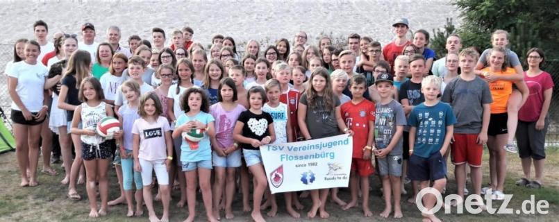 Das Betreuerteam der TSV Vereinsjugend um Louisa Riedl und Tabea Meiler ( 2. und 4. v.l.) mit über 60 Kindern beim fantastischen Sommerzeltlager am Fuße des Monte Kaolino in Hirschau. Bild: cro