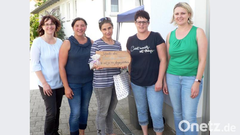 Tanja Seemann (Zweite von rechts), die Leiterin des Seniorenteams der Pfarrgemeinde, und ihr Team verabschieden Gemeindereferentin Eva-Maria Frohmann (Mitte) aus ihren Reihen. Bild: lep