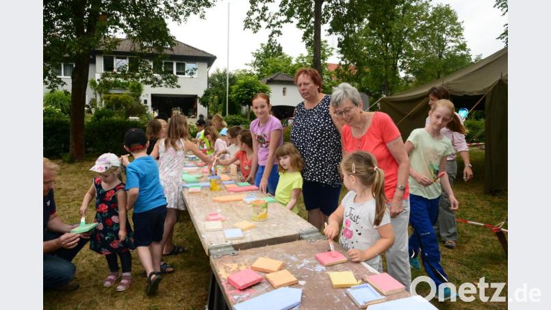OWV-Vorsitzende Christine Hundhammer (im dunklen Shirt) freut sich über die große Resonanz auf das Kinderferienprogramm "Futterhäuschen bauen" gegenüber vom Wohnhaus Willi Bleich, der dort die für den Bau notwendigen Einzelteile vorgefertigt hatte. Bild: bey