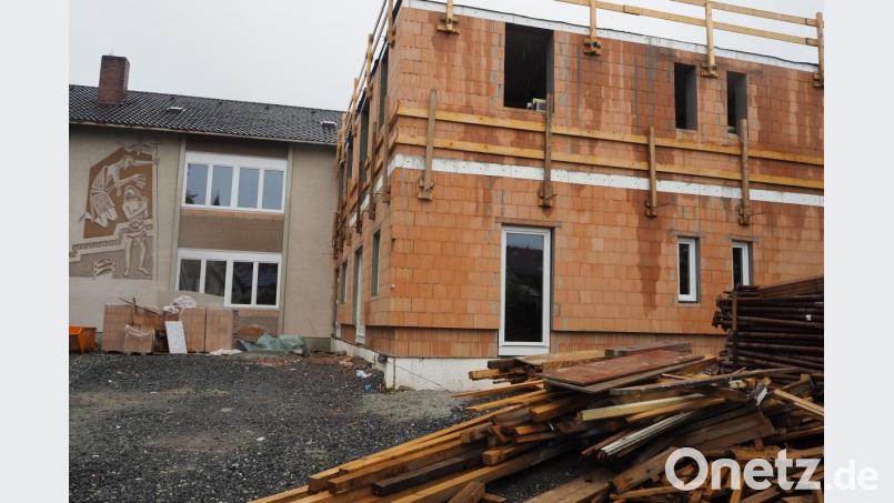 Die alte Schule in Thanstein (links) bietet Platz für 13 Senioren-Apartments. Rechts entsteht in einem Anbau eine Einrichtung für Tagespflege mit zusätzlich vier kleinen Wohnungen für betreutes Wohnen. Bild: bl