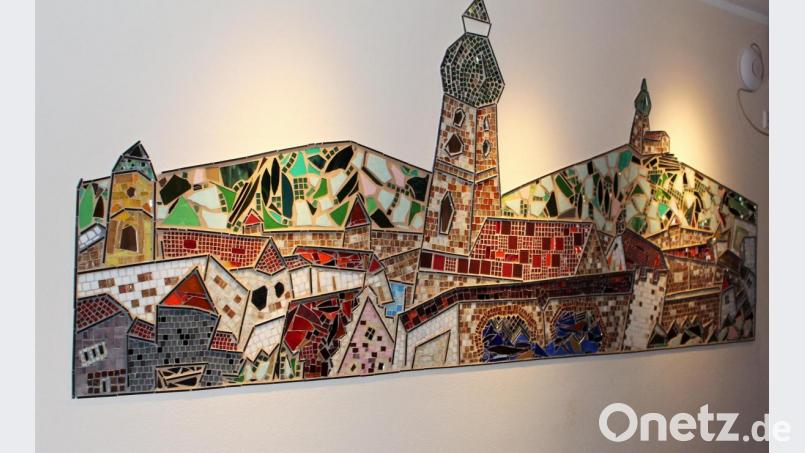 Das Kunst-Highlight des Abends, das dauerhaft den Raum zum Funkeln bringt: Die Stadt-Silhouette aus Glas-Mosaik gefertigt von Marion Mack und Marcus Trepesch. Bild: Dagmar Williamson, dwi