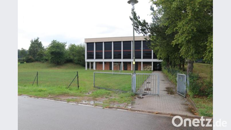Auf dem Platz neben der Mittelschule Schmidgaden entsteht der neue Kindergarten. Bild: ral